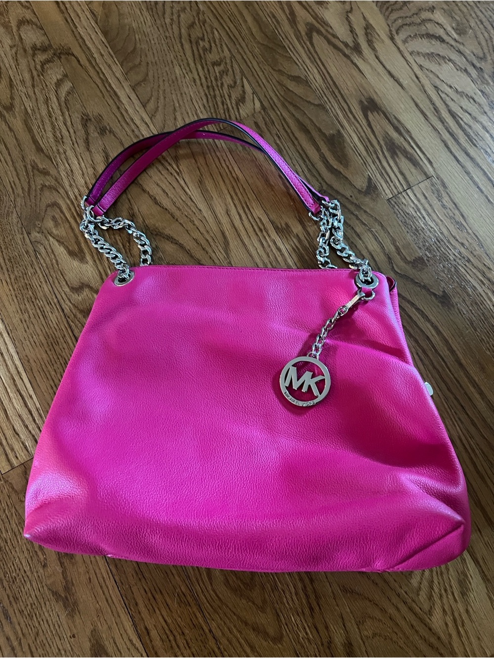 Michael Kors Pebbled Leather Jet Set Shoulder Bag with Silver Chain Trim.